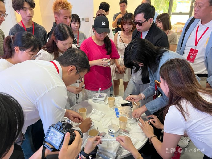 嘉宾体验饮酒基因自测产品