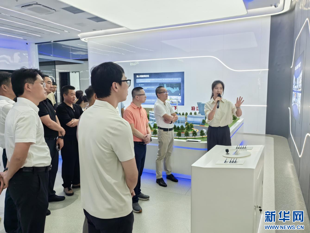代表委员们调研福州新区智能汽车产业科创基地。新华网发（龚天宁 摄）