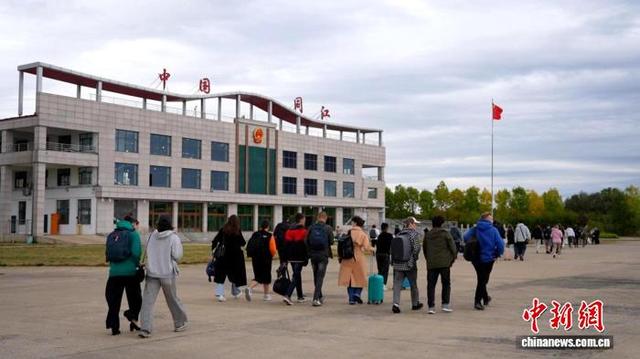 随着中国对俄免签政策正式实施，众多俄罗斯游客到同江开启跨境之旅。 同江市委宣传部供图