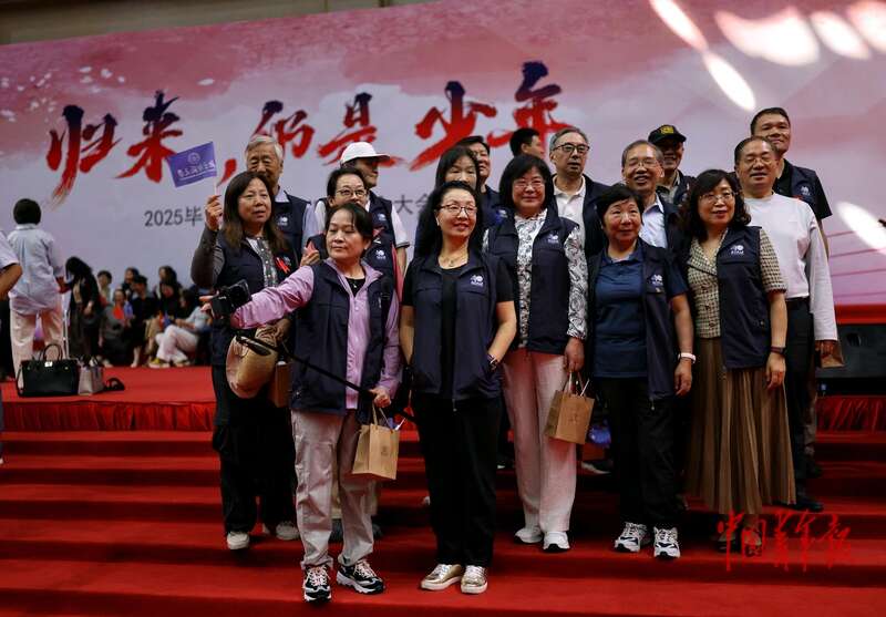 9月20日，北京，北京师范大学邱季端体育馆，校友们在毕业秩年返校纪念大会上合影。中青报•中青网记者 曲俊燕/摄