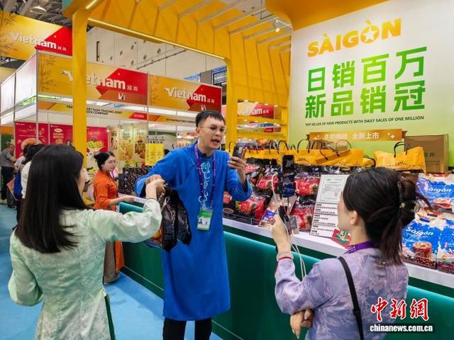 9月19日，直播带货主播在东博会现场推销东南亚咖啡产品。 王以照 摄