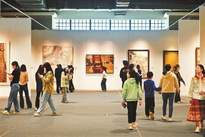 　　第七届敦煌文博会期间，敦煌国际会展中心举办“丝路丹青·敦煌映像”美术精品展。新甘肃·甘肃日报记者 田蹊 摄
