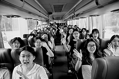     山东省德州学院实习支教生赶赴基层中小学支教。许文豪摄/光明图片