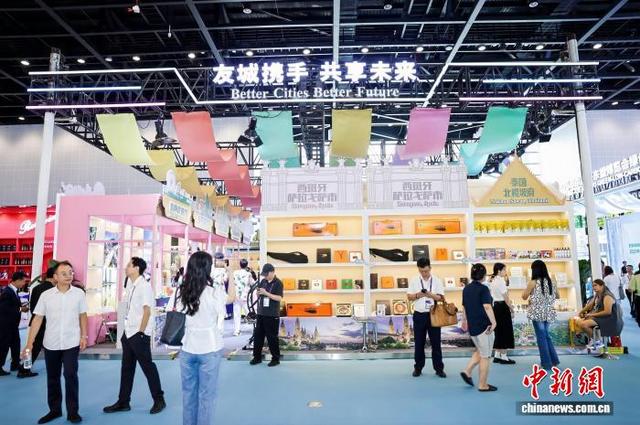 9月17日，第22届中国—东盟博览会广西国际友城进东博展区吸引众人目光。韦海宁 摄