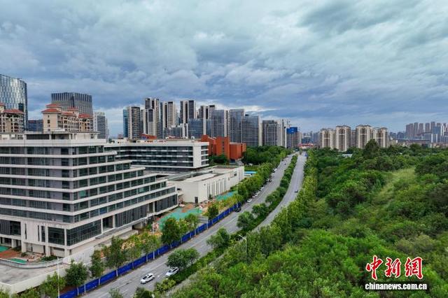 9月24日傍晚，受台风“桦加沙”影响，广西南宁市区上空乌云密布。(无人机照片)中新社记者 陈冠言 摄