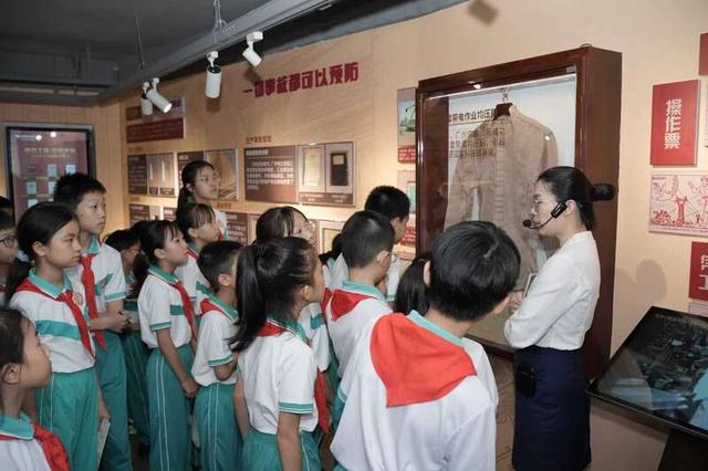 小学生代表在广州电力展示馆（华安楼）参与研学课程。主办方供图
