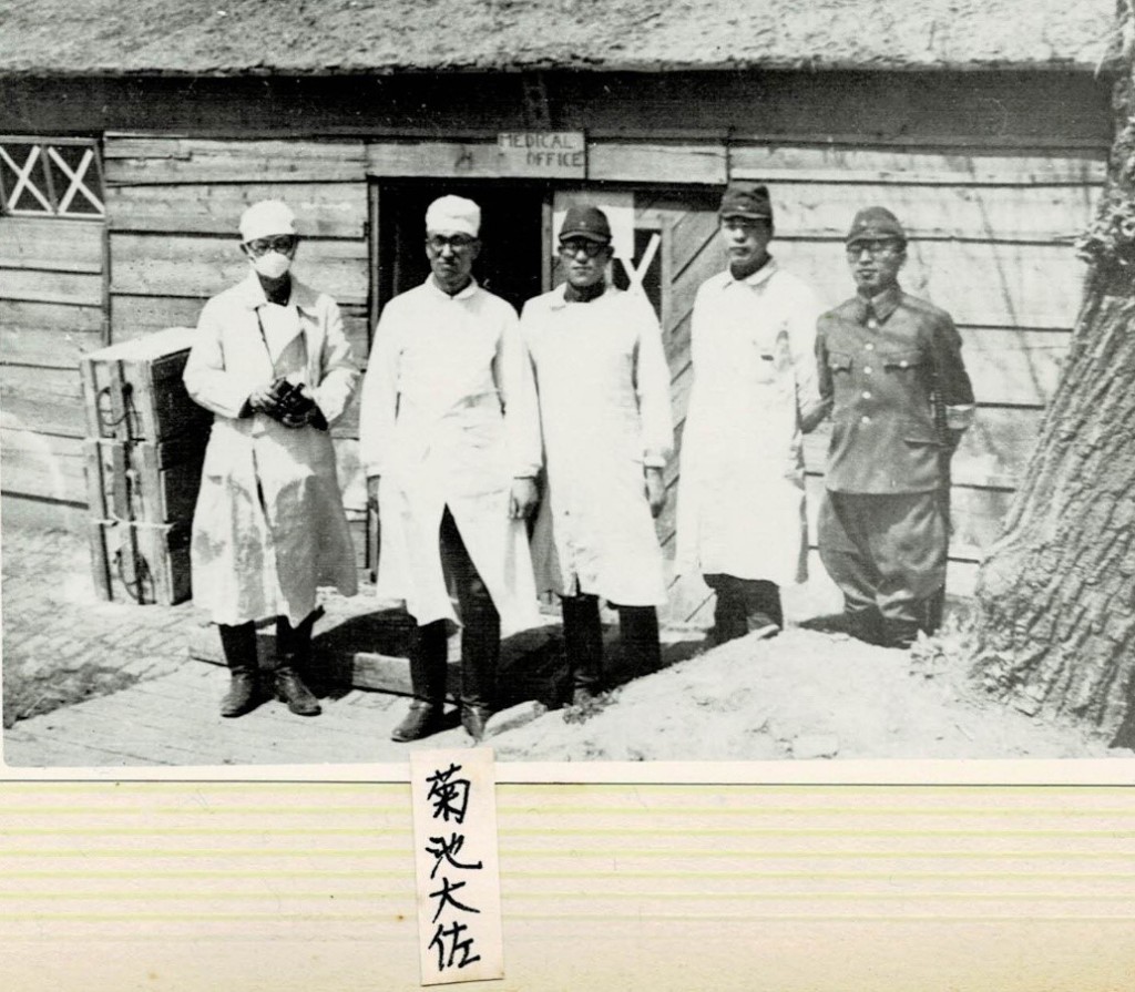 七三一部队第一部部长菊池齐（左二）在奉天战俘营   《731：医学的沦陷》 书中插图