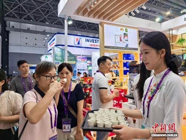 9月19日，消费者在东博会现场品尝越南咖啡。 王以照 摄