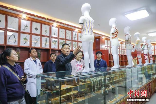 图为媒体记者参观果洛州藏医院。马铭言 摄