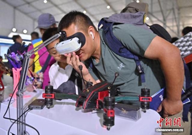 9月19日，吉林长春，观众在低空经济馆用VR眼镜体验穿越机画面。 中新社记者 张瑶 摄