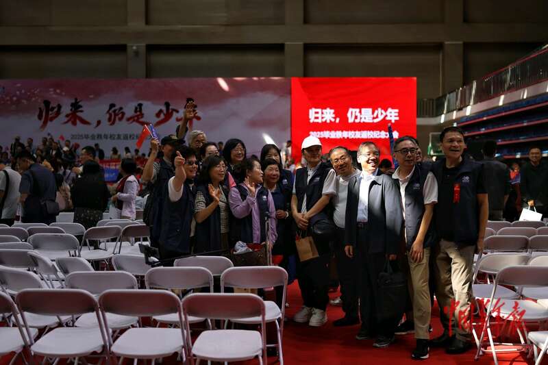 9月20日，北京，北京师范大学邱季端体育馆，校友们在毕业秩年返校纪念大会上合影。中青报•中青网记者 曲俊燕/摄