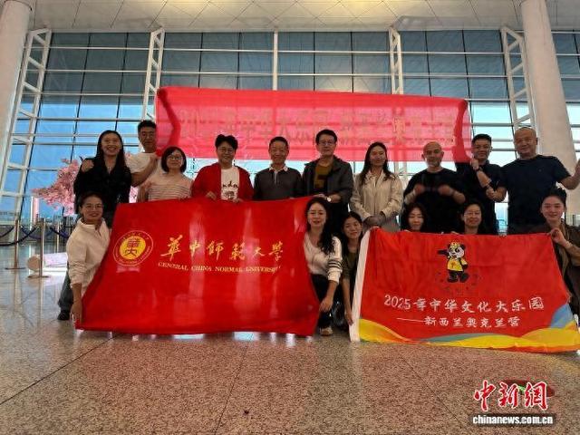 湖北教师团在武汉天河国际机场集结，赴新西兰开展中华文化大乐园活动。(受访者供图)