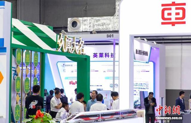 图为游客在河北国际工业设计创新成果展览会参观。中新社记者 韩冰 摄