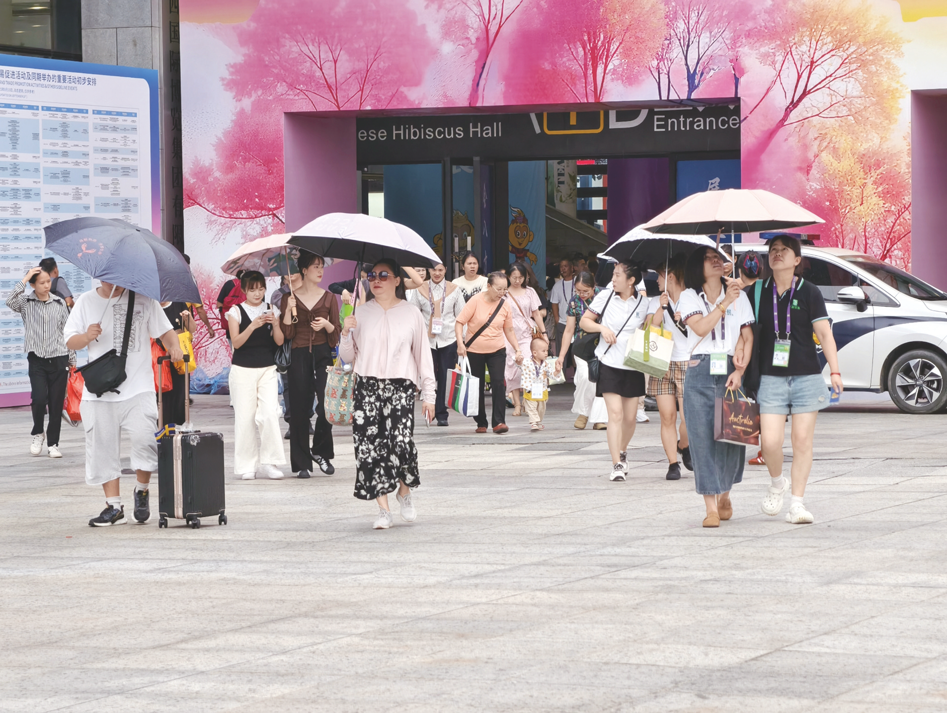     ◀9月21日傍晚时分，南宁城区下起小雨。 本报记者宋延康 摄