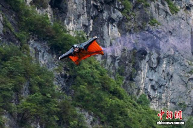 9月20日，2025年第十一届翼装飞行世界锦标赛在湖南张家界天门山落幕。图为选手在比赛中。张玉林 摄