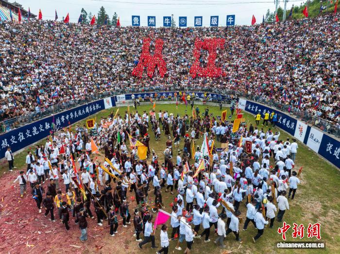 民众在从江县丙妹镇松学斗牛塘进行民俗展演。吴德军摄
